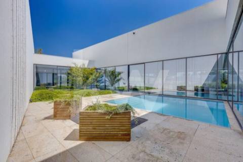 Propriedade / Quinta inserida num terreno de 1,2Ha a 5 m do aeroporto Francisco Sá Carneiro!!!