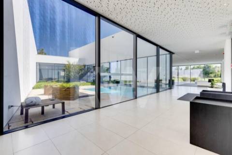 Propriedade / Quinta inserida num terreno de 1,2Ha a 5 m do aeroporto Francisco Sá Carneiro!!!