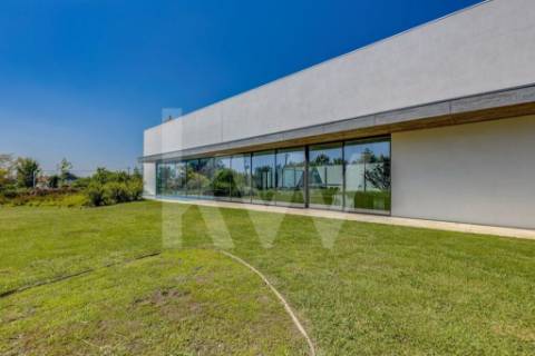 Propriedade / Quinta inserida num terreno de 1,2Ha a 5 m do aeroporto Francisco Sá Carneiro!!!