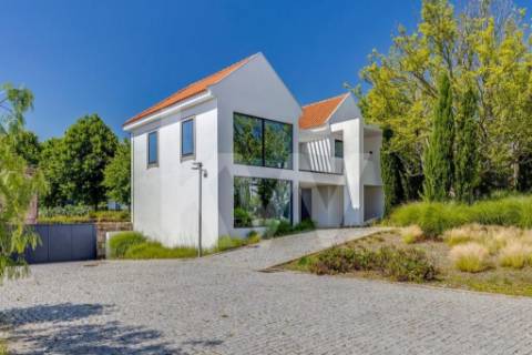 Propriedade / Quinta inserida num terreno de 1,2Ha a 5 m do aeroporto Francisco Sá Carneiro!!!