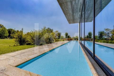 Propriedade / Quinta inserida num terreno de 1,2Ha a 5 m do aeroporto Francisco Sá Carneiro!!!