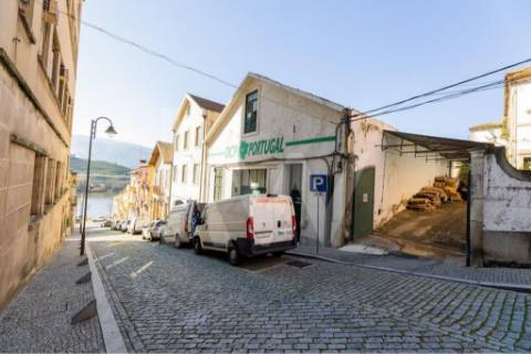 Armazém /Atividades Industriais em Peso da Régua, junto à Casa do Douro - Vila Real.