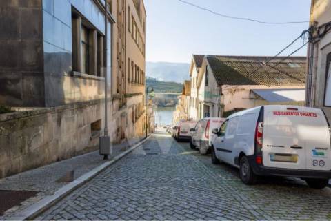 Armazém /Atividades Industriais em Peso da Régua, junto à Casa do Douro - Vila Real.