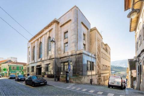 Armazém /Atividades Industriais em Peso da Régua, junto à Casa do Douro - Vila Real.