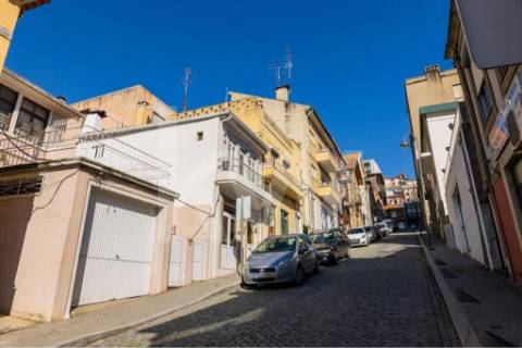 Armazém /Atividades Industriais em Peso da Régua, junto à Casa do Douro - Vila Real.