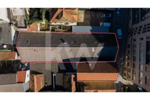 Armazém /Atividades Industriais em Peso da Régua, junto à Casa do Douro - Vila Real.