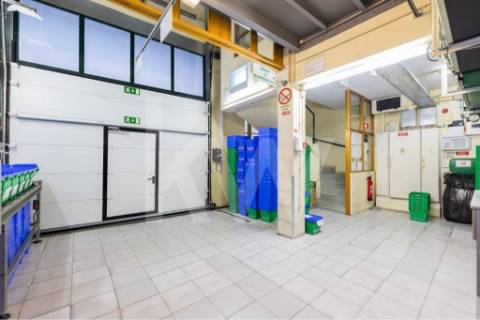 Armazém /Atividades Industriais em Peso da Régua, junto à Casa do Douro - Vila Real.