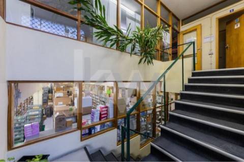 Armazém /Atividades Industriais em Peso da Régua, junto à Casa do Douro - Vila Real.