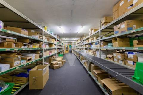 Armazém /Atividades Industriais em Peso da Régua, junto à Casa do Douro - Vila Real.