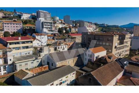 Armazém /Atividades Industriais em Peso da Régua, junto à Casa do Douro - Vila Real.