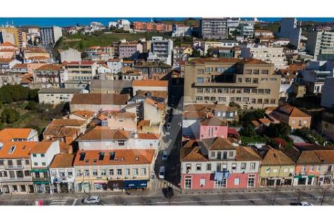 Armazém /Atividades Industriais em Peso da Régua, junto à Casa do Douro - Vila Real.