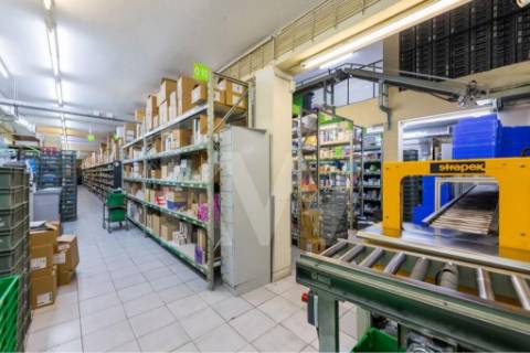 Armazém /Atividades Industriais em Peso da Régua, junto à Casa do Douro - Vila Real.