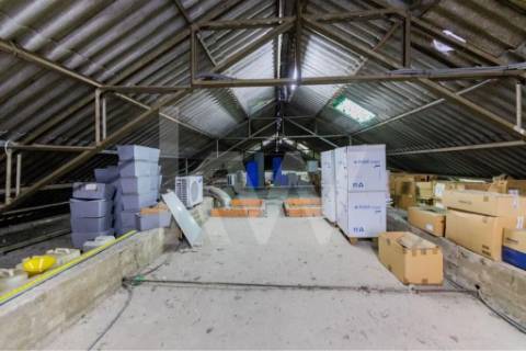 Armazém /Atividades Industriais em Peso da Régua, junto à Casa do Douro - Vila Real.