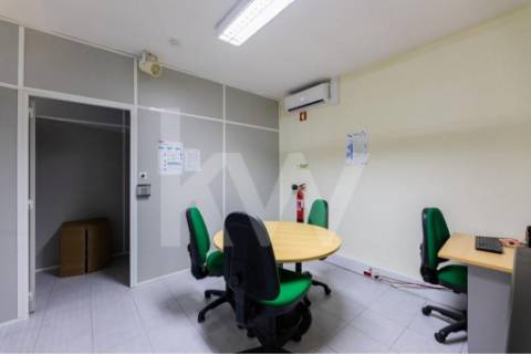 Armazém /Atividades Industriais em Peso da Régua, junto à Casa do Douro - Vila Real.