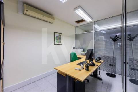 Armazém /Atividades Industriais em Peso da Régua, junto à Casa do Douro - Vila Real.