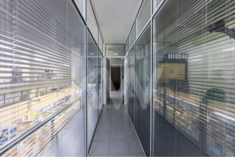 Armazém /Atividades Industriais em Peso da Régua, junto à Casa do Douro - Vila Real.