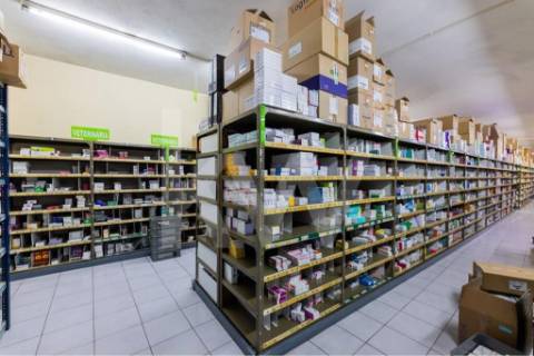 Armazém /Atividades Industriais em Peso da Régua, junto à Casa do Douro - Vila Real.