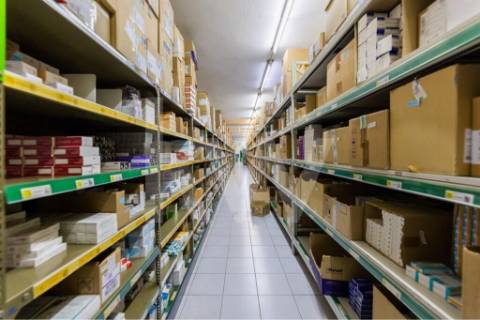 Armazém /Atividades Industriais em Peso da Régua, junto à Casa do Douro - Vila Real.