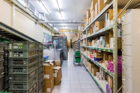 Armazém /Atividades Industriais em Peso da Régua, junto à Casa do Douro - Vila Real.