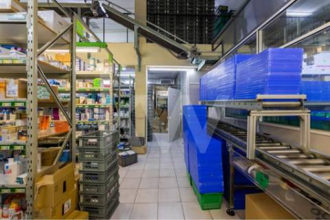 Armazém /Atividades Industriais em Peso da Régua, junto à Casa do Douro - Vila Real.