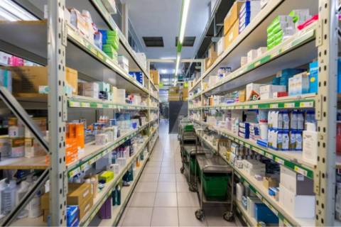 Armazém /Atividades Industriais em Peso da Régua, junto à Casa do Douro - Vila Real.