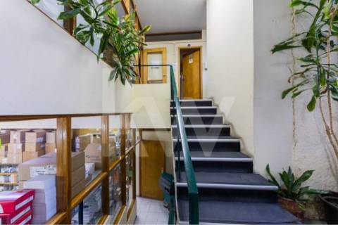 Armazém /Atividades Industriais em Peso da Régua, junto à Casa do Douro - Vila Real.