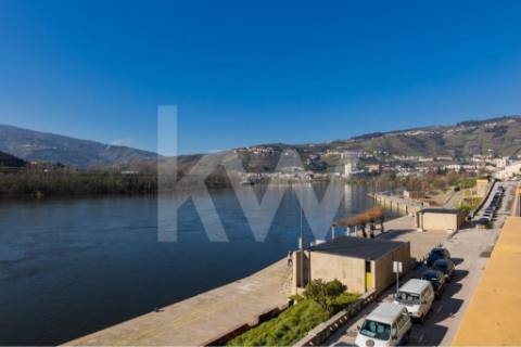 Armazém /Atividades Industriais em Peso da Régua, junto à Casa do Douro - Vila Real.