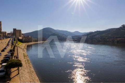 Armazém /Atividades Industriais em Peso da Régua, junto à Casa do Douro - Vila Real.