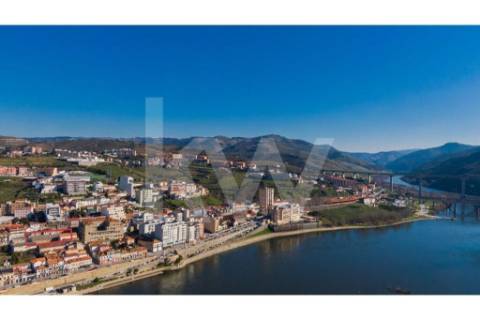 Armazém /Atividades Industriais em Peso da Régua, junto à Casa do Douro - Vila Real.