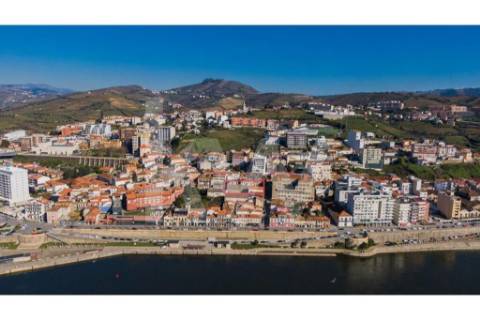 Armazém /Atividades Industriais em Peso da Régua, junto à Casa do Douro - Vila Real.