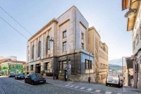 Armazém /Atividades Industriais em Peso da Régua, junto à Casa do Douro - Vila Real.