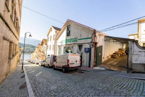 Armazém /Atividades Industriais em Peso da Régua, junto à Casa do Douro - Vila Real.