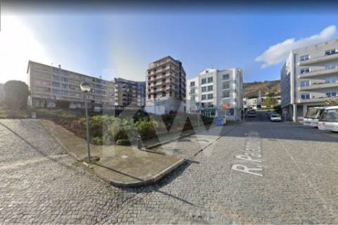 Lote aprovado para construção em altura de 4 pisos, com uma área total de 872,00m2.