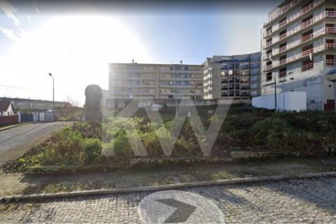 Lote aprovado para construção em altura de 4 pisos, com uma área total de 872,00m2.