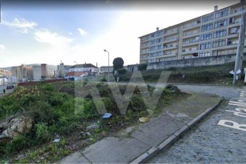 Lote aprovado para construção em altura de 4 pisos, com uma área total de 872,00m2.