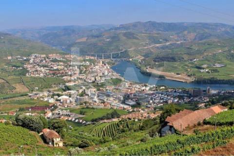 Lote aprovado para construção em altura de 4 pisos, com uma área total de 872,00m2.