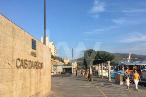 Lote aprovado para construção em altura de 4 pisos, com uma área total de 872,00m2.