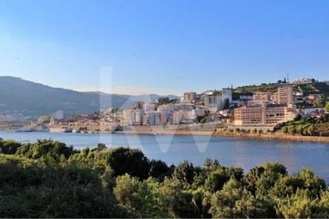 Lote aprovado para construção em altura de 4 pisos, com uma área total de 872,00m2.