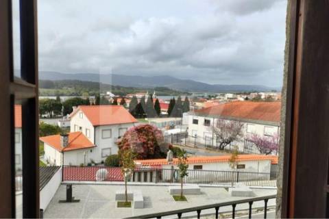 Moradia para restauro em V. N. Cerveira (zona escolar)