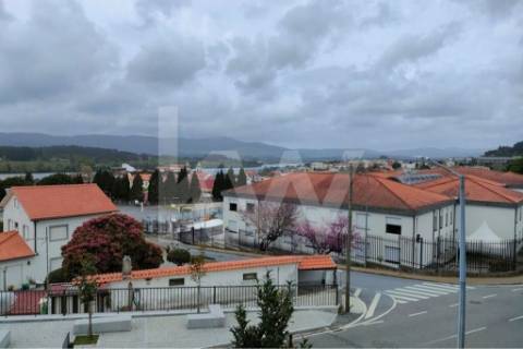 Moradia para restauro em V. N. Cerveira (zona escolar)