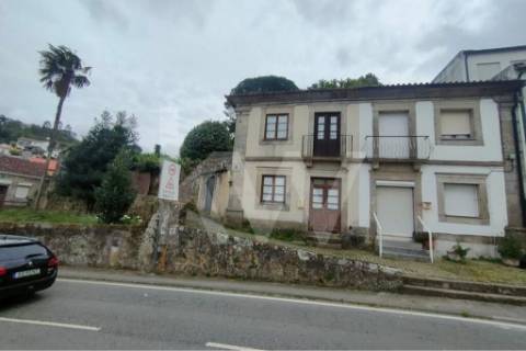 Moradia para restauro em V. N. Cerveira (zona escolar)