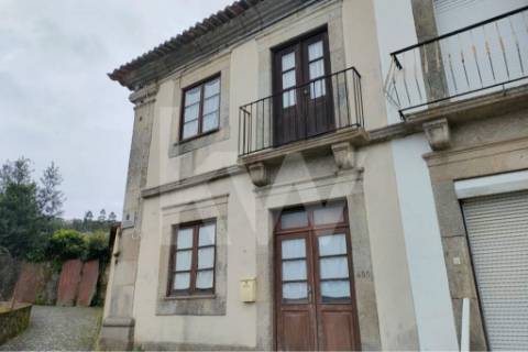 Moradia para restauro em V. N. Cerveira (zona escolar)