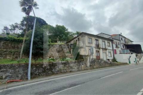 Moradia para restauro em V. N. Cerveira (zona escolar)