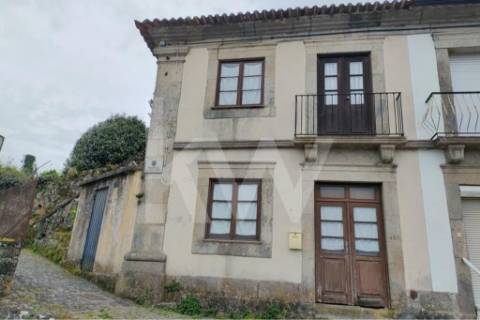 Moradia para restauro em V. N. Cerveira (zona escolar)