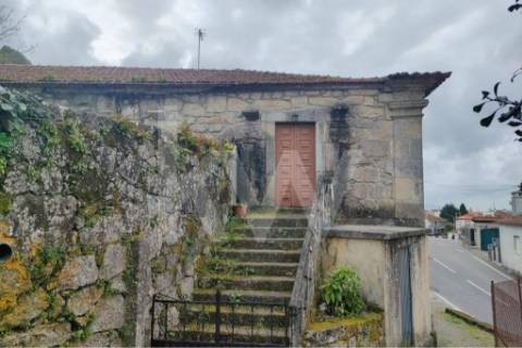 Moradia para restauro em V. N. Cerveira (zona escolar)