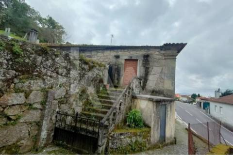 Moradia para restauro em V. N. Cerveira (zona escolar)