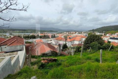 Moradia para restauro em V. N. Cerveira (zona escolar)