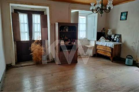 Moradia para restauro em V. N. Cerveira (zona escolar)