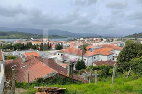 Moradia para restauro em V. N. Cerveira (zona escolar)