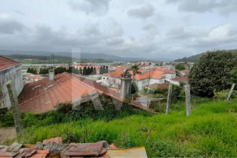 Moradia para restauro em V. N. Cerveira (zona escolar)